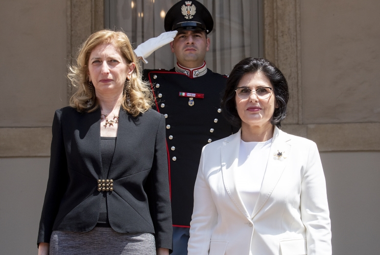 La Signora Laura Mattarella e la Signora Armanda Begaj nel corso della cerimonia di benvenuto
