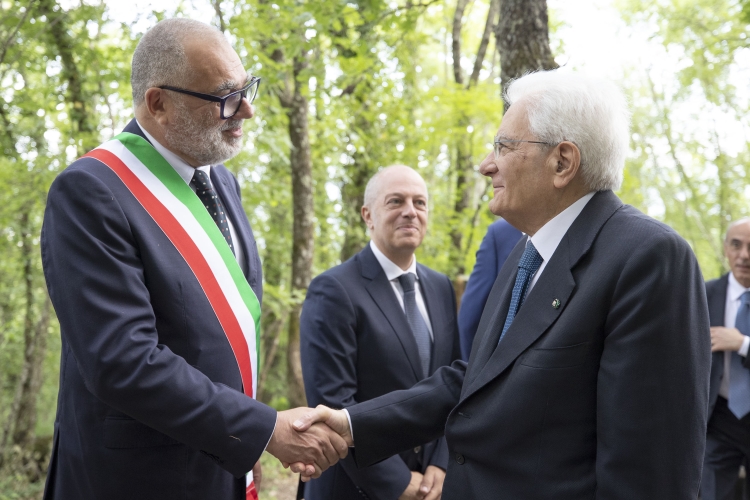 Il Presidente della Repubblica Sergio Mattarella con Filippo Carlà Campa,Sindaco di Vicchio, in occasione del centenario della nascita di don Lorenzo Milani  
