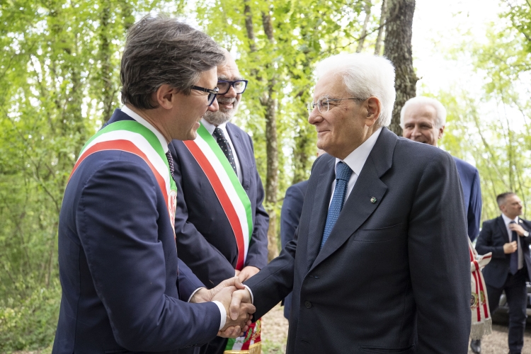 Il Presidente della Repubblica Sergio Mattarella con Dario Nardella, Sindaco della Città metropolitana di Firenze, in occasione del centenario della nascita di don Lorenzo Milani  
