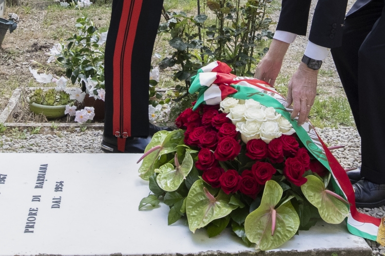 Il Presidente della Repubblica Sergio Mattarella depone un cuscino di fiori sulla lapide don Lorenzo Milani  
