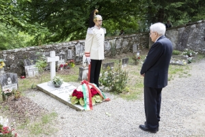 Il Presidente della Repubblica Sergio Mattarella depone un cuscino di fiori sulla lapide don Lorenzo Milani  

