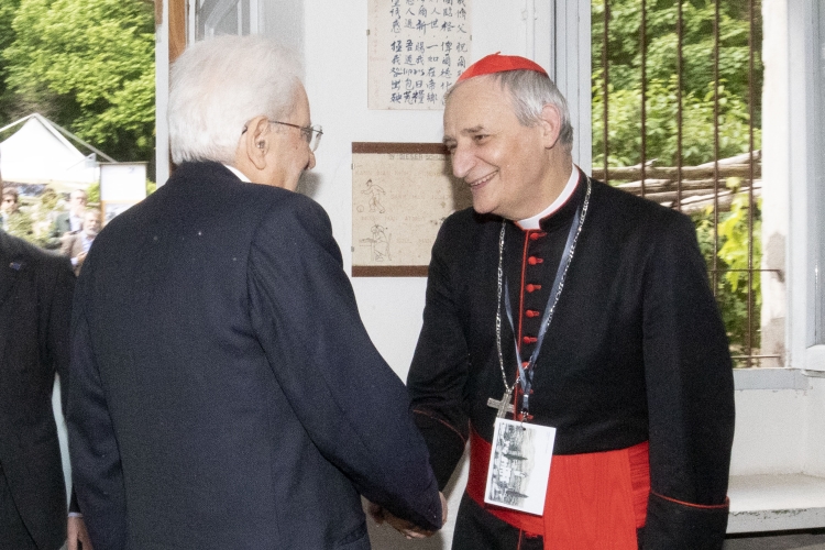 Il Presidente della Repubblica Sergio Mattarella con il Cardinale Matteo Maria Zuppi, Presidente della  Conferenza Episcopale Italiana, in occasione del centenario della nascita di don Lorenzo Milani
