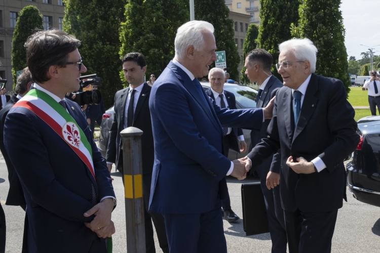 Il Presidente della Repubblica Sergio Mattarella accolto da Eugenio Giani,Presidente della Regione Toscana,e da Dario Nardella,Sindaco della Città metropolitana di Firenze,in occasione della cerimonia di commemorazione della strage di Via dei Georgofili 