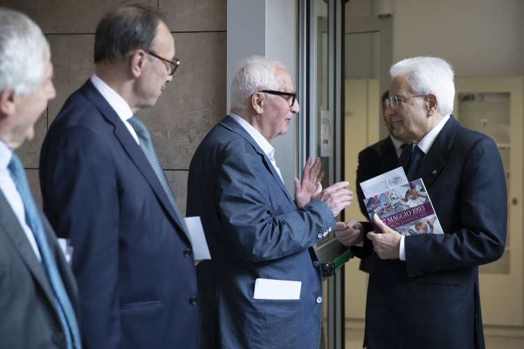  Il Presidente della Repubblica Sergio Mattarella saluta una rappresentanza dell’associazione familiari delle vittime della strage di Via dei Georgofili 
