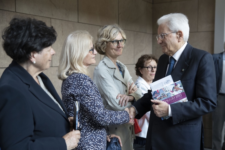  Il Presidente della Repubblica Sergio Mattarella saluta una rappresentanza dell’associazione familiari delle vittime della strage di Via dei Georgofili 