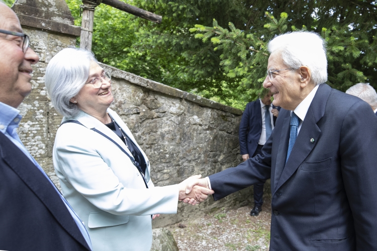 Il Presidente della Repubblica Sergio Mattarella a Barbiana saluta Rosy Bindi, Presidente del Comitato nazionale per il centenario della nascita di don Lorenzo Milani