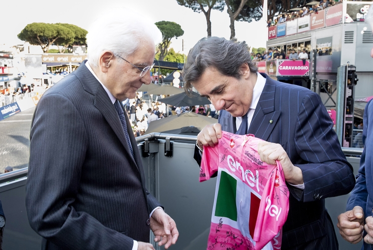 Il Presidente Sergio Mattarella alla 106° edizione del Giro d'Italia