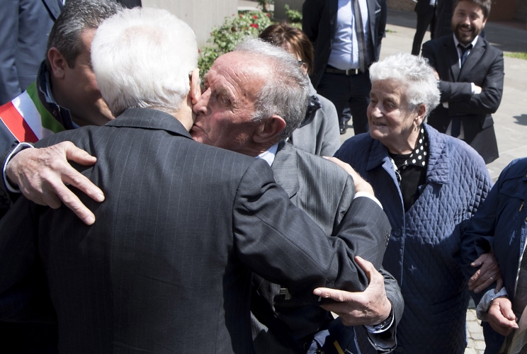 Il Presidente della Repubblica Sergio Mattarella saluta alcuni orfani di deportati.