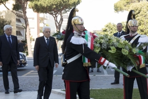 Il Presidente Sergio Mattarella depone una corona al monumento dedicato alle vittime del lavoro 