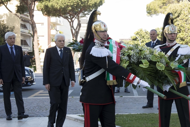 Il Presidente Sergio Mattarella depone una corona al monumento dedicato alle vittime del lavoro 