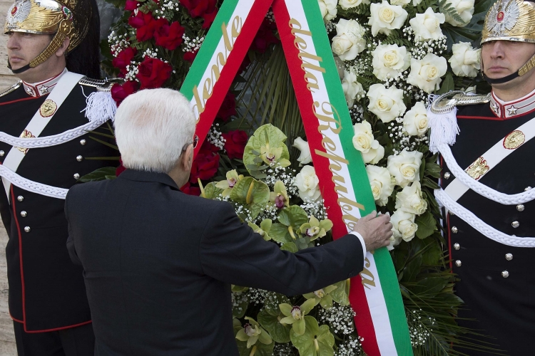 Il Presidente Sergio Mattarella depone una corona al monumento dedicato alle vittime del lavoro 