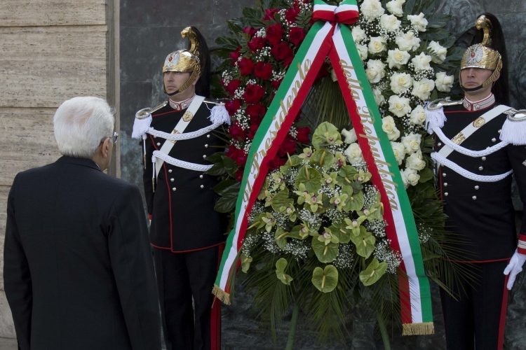 Il Presidente Sergio Mattarella depone una corona al monumento dedicato alle vittime del lavoro 