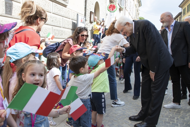 Il Presidente della Repubblica Sergio Mattarella incontra la cittadinanza di Modigliana, in occasione della visita nelle zone alluvionate dell'Emilia Romagna 