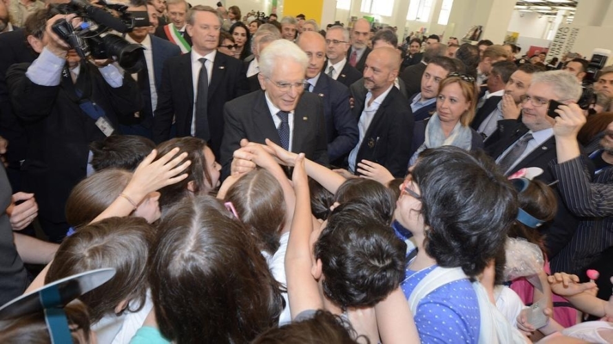 Il Presidente Sergio Mattarella accolto dai ragazzi alla 28° edizione del Salone Internazionale del Libro