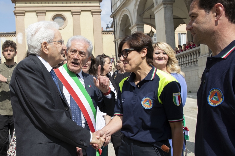 Il Presidente della Repubblica Sergio Mattarella incontra la cittadinanza di Modigliana, in occasione della visita nelle zone alluvionate dell'Emilia Romagna 