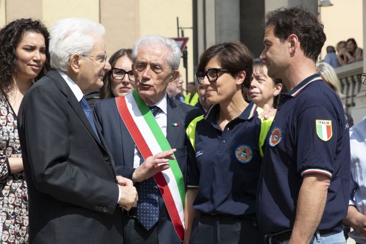 Il Presidente della Repubblica Sergio Mattarella incontra la cittadinanza e i volontari di Modigliana nel corso della visita alle zone alluvionate dell'Emilia Romagna