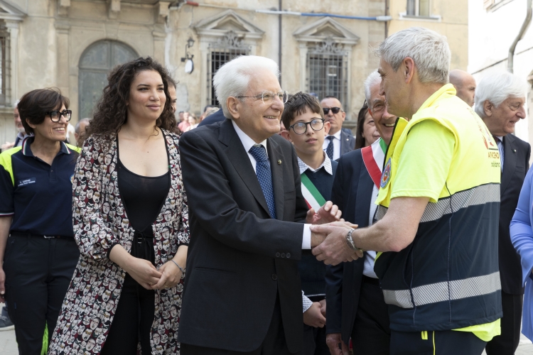 Il Presidente della Repubblica Sergio Mattarella incontra la cittadinanza e i volontari di Modigliana nel corso della visita alle zone alluvionate dell'Emilia Romagna