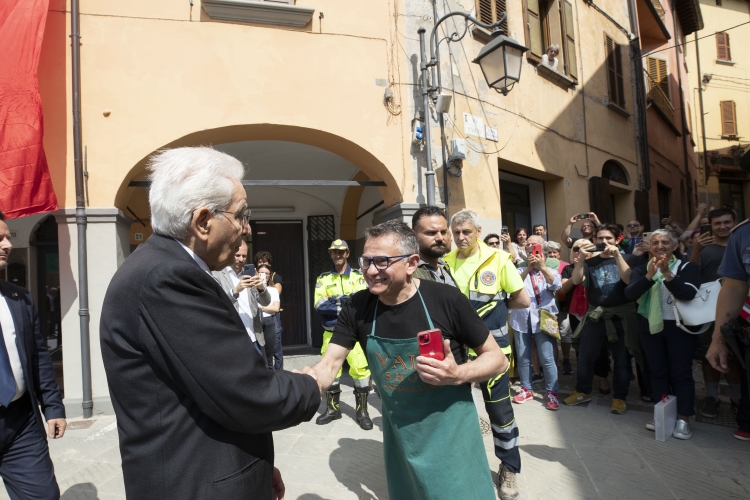 Il Presidente della Repubblica Sergio Mattarella incontra la cittadinanza e i volontari di Modigliana nel corso della visita alle zone alluvionate dell'Emilia Romagna