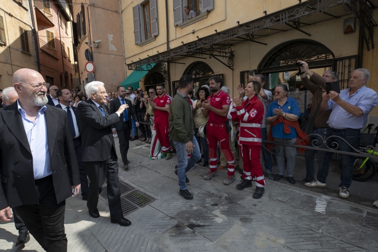 Il Presidente della Repubblica Sergio Mattarella incontra la cittadinanza e i volontari di Modigliana nel corso della visita alle zone alluvionate dell'Emilia Romagna