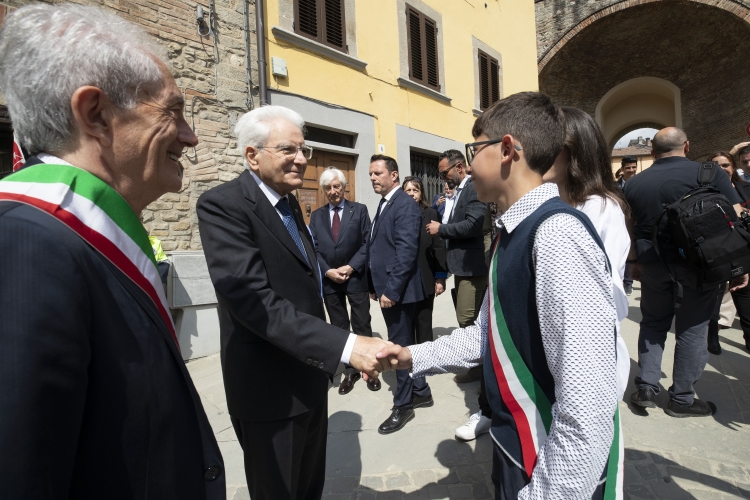 Il Presidente della Repubblica Sergio Mattarella saluta Giulio Lecca, Sindaco dei Ragazzi di Modigliana, in occasione della visita in Emilia-Romagna colpita dal maltempo
