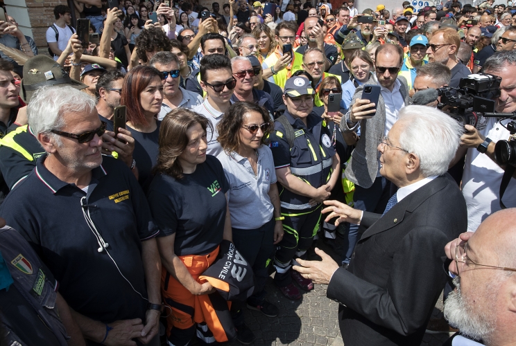 Il Presidente della Repubblica Sergio Mattarella incontra la cittadinanza e i volontari  di Forlì, in occasione della visita alle zone alluvionate dell'Emilia - Romagna

