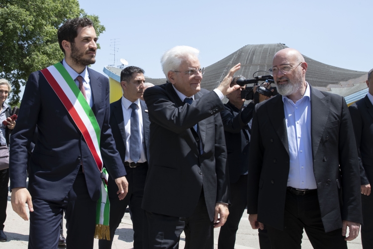Il Presidente della Repubblica Sergio Mattarella  con Stefano Bonaccini e Enzo Lattuca sindaco di Cesena, visita il centro di raccolta di beni di prima necessità di Cesena 