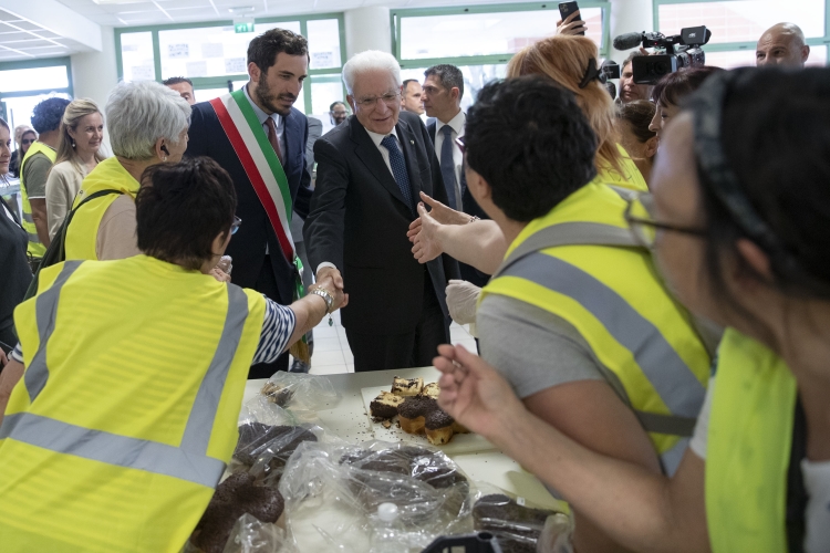 Il Presidente della Repubblica Sergio Mattarella a Cesena, al centro di raccolta di beni di prima necessità