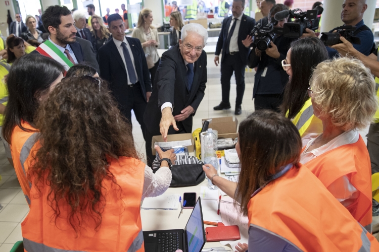 Il Presidente della Repubblica Sergio Mattarella a Cesena, al centro di raccolta di beni di prima necessità 