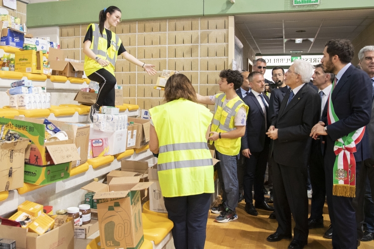 Il Presidente della Repubblica Sergio Mattarella a Cesena, al centro di raccolta di beni di prima necessità 