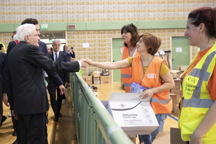 Il Presidente della Repubblica Sergio Mattarella a Cesena, al centro di raccolta di beni di prima necessità