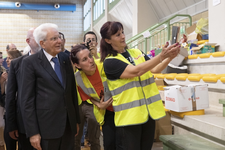 Il Presidente della Repubblica Sergio Mattarella a Cesena, al centro di raccolta di beni di prima necessità 
