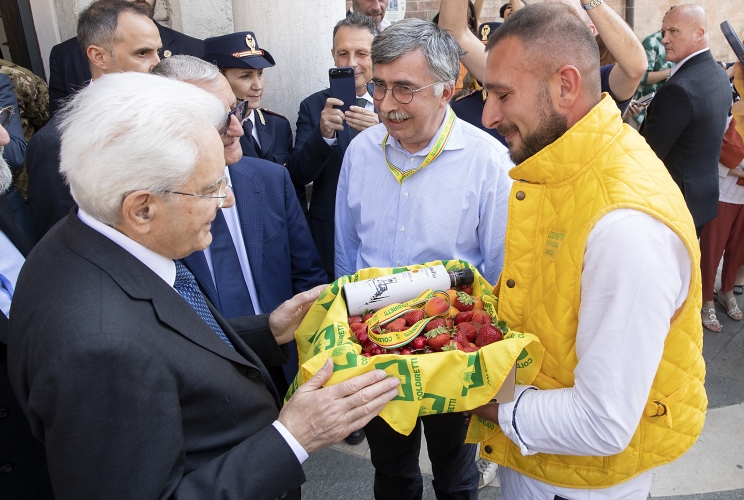 Ravenna - Il Presidente della Repubblica Sergio Mattarella al Municipio di Ravenna riceve da alcuni rappresentanti della Coldiretti un cesto di frutta coltivata nel comune di Ravenna  oggi 30 maggio 2023.
