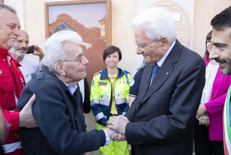 Lugo - Il Presidente della Repubblica Sergio Mattarella nel corso della visita a Lugo saluta il Sig. Parmiani, che ha subito l'abbattimento della propria abitazione, oggi 30 maggio 2023.
