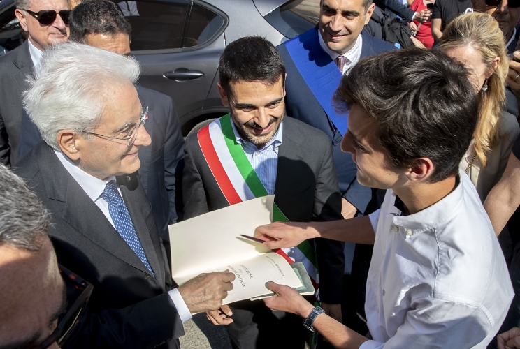 Lugo - Il Presidente della Repubblica Sergio Mattarella nel corso della visita a Lugo firma ad una ragazzo la Costituzione, oggi 30 maggio 2023.
