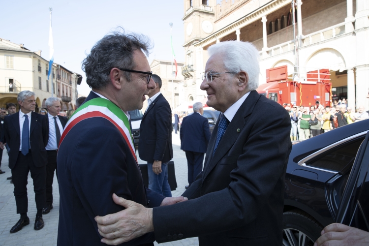 Il Presidente della Repubblica Sergio Mattarella saluta Massimo Isola, Sindaco di Faenza, in occasione della visita in Emilia-Romagna colpita dal maltempo
