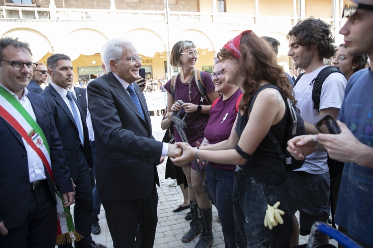 Il Presidente della Repubblica Sergio Mattarella  nella città di Faenza,saluta i ragazzi “Angeli del Fango”
