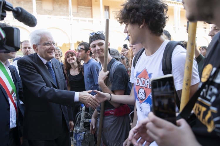 Il Presidente della Repubblica Sergio Mattarella  nella città di Faenza,saluta i ragazzi “Angeli del Fango”
