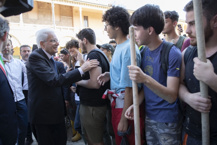 Il Presidente della Repubblica Sergio Mattarella  nella città di Faenza,saluta i ragazzi “Angeli del Fango”
