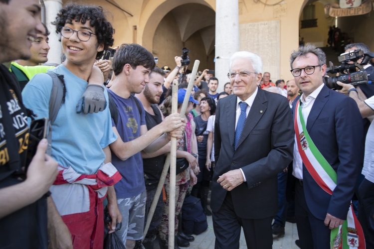 Il Presidente della Repubblica Sergio Mattarella  nella città di Faenza,saluta i ragazzi “Angeli del Fango”

