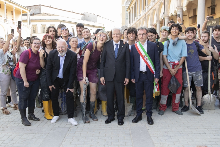 Il Presidente della Repubblica Sergio Mattarella  nella città di Faenza,saluta i ragazzi “Angeli del Fango”
