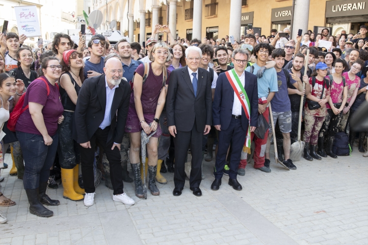 Il Presidente della Repubblica Sergio Mattarella  nella città di Faenza,saluta i ragazzi “Angeli del Fango”
