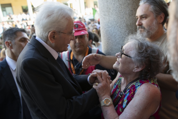 Il Presidente della Repubblica Sergio Mattarella saluta la cittadinanza di Faenza in occasione della visita in Emilia-Romagna colpita dal maltempo

