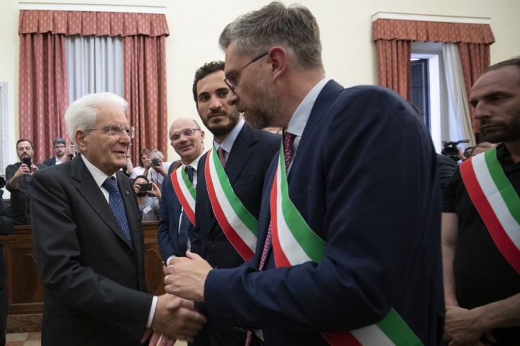 Il Presidente della Repubblica Sergio Mattarella nella Sala Consiliare del Municipio di Faenza, saluta i Sindaci di tutte le città colpite dal maltempo
