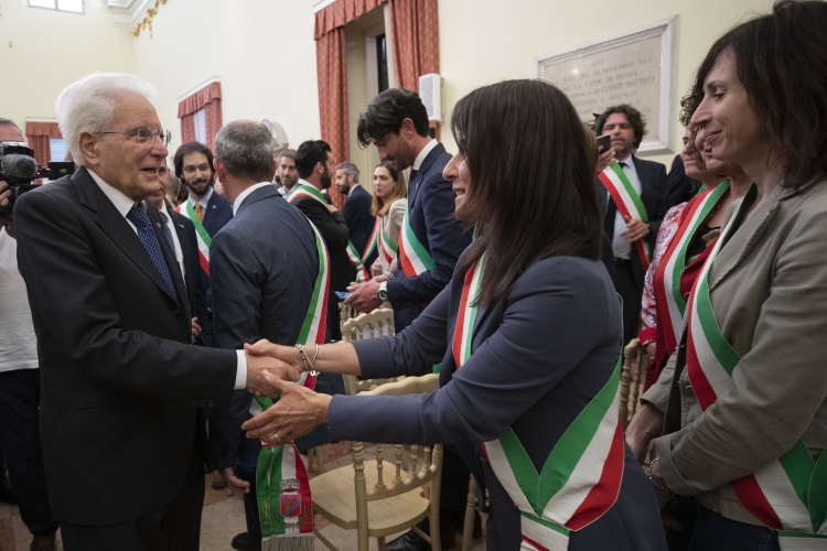 Il Presidente della Repubblica Sergio Mattarella nella Sala Consiliare del Municipio di Faenza, saluta i Sindaci di tutte le città colpite dal maltempo
