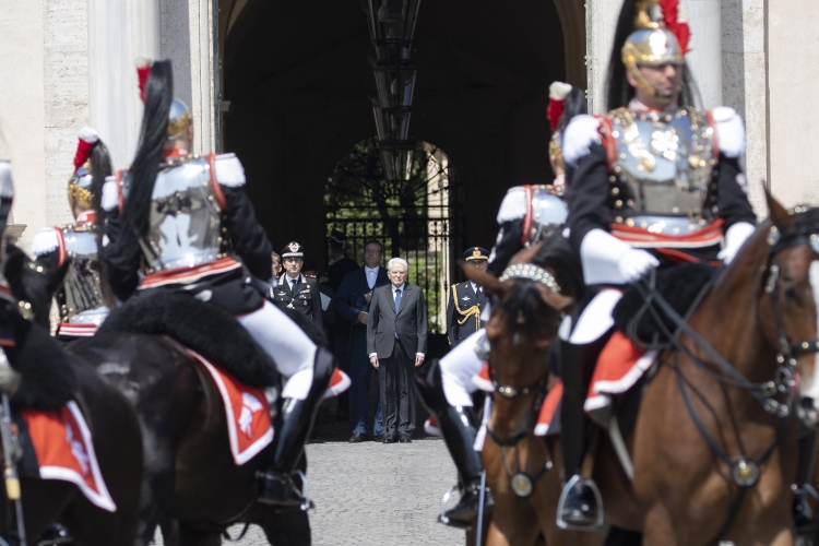 Il Presidente della Repubblica Sergio Mattarella durante il Cambio solenne della Guardia d'Onore da parte del Reggimento Corazzieri a cavallo con la Fanfara del IV Reggimento Carabinieri a cavallo, in occasione della Festa della Repubblica
