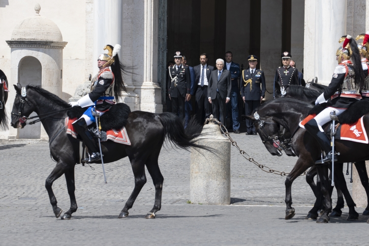 Il Presidente della Repubblica Sergio Mattarella durante il Cambio solenne della Guardia d'Onore da parte del Reggimento Corazzieri a cavallo con la Fanfara del IV Reggimento Carabinieri a cavallo, in occasione della Festa della Repubblica
