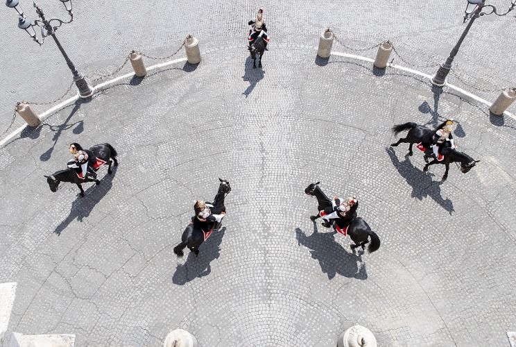 Il Cambio solenne della Guardia d'Onore da parte del Reggimento Corazzieri a cavallo con la Fanfara del IV Reggimento Carabinieri a cavallo, in occasione della Festa della Repubblica
