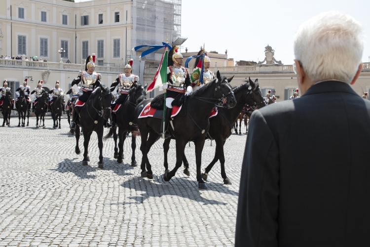 Il Cambio solenne della Guardia d'Onore da parte del Reggimento Corazzieri a cavallo con la Fanfara del IV Reggimento Carabinieri a cavallo, in occasione della Festa della Repubblica

