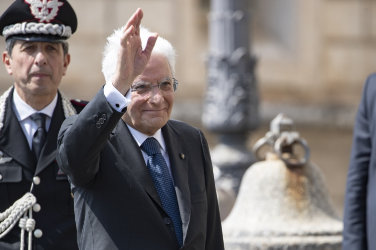 Il Presidente della Repubblica Sergio Mattarella durante il Cambio solenne della Guardia d'Onore da parte del Reggimento Corazzieri a cavallo con la Fanfara del IV Reggimento Carabinieri a cavallo, in occasione della Festa della Repubblica
