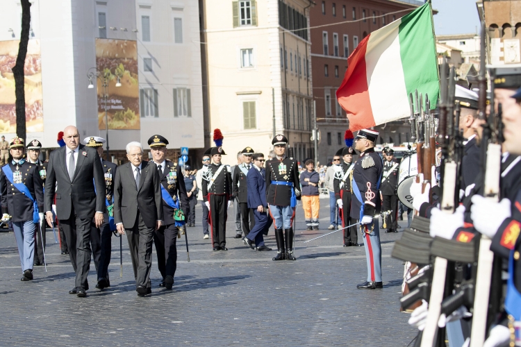 Il Presidente Sergio Mattarella con Guido Crosetto, Ministro della Difesa, passa in rassegna il reparto d’onore schierato, in occasione della Festa Nazionale della Repubblica

